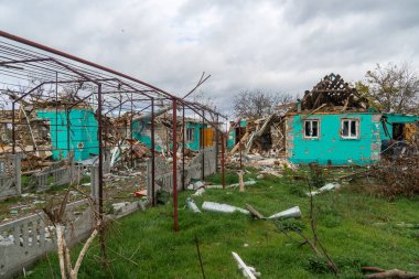 Ukrayna 'da savaş. 2022 Rus istilası Ukrayna. Kırsal kesimde. Ev bombardımanla yıkıldı. Altyapı tahribatı. Sivil halkın terörü. Savaş Suçları