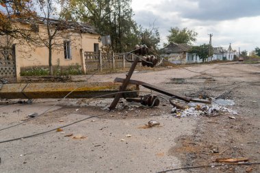 Ukrayna 'da savaş. 2022 Rus istilası Ukrayna. Kırsal kesimde. Elektrik direği yerde yatan bombardımandan zarar görmüş. Altyapı tahribatı. Sivil halkın terörü