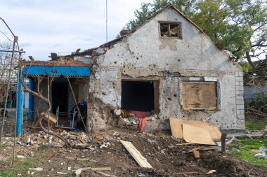 Ukrayna 'da savaş. 2022 Rus istilası Ukrayna. Kırsal kesimde. Ev bombardımanla yıkıldı. Altyapı tahribatı. Sivil halkın terörü. Savaş Suçları