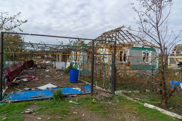 ウクライナでの戦争 2022年 ロシアのウクライナ侵攻 田舎だ 貝で破壊された家 インフラの破壊 民間人の恐怖 戦争犯罪 — ストック写真