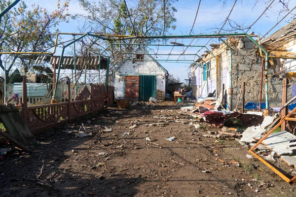 Ukrayna 'da savaş. 2022 Rus istilası Ukrayna. Kırsal kesimde. Ev bombardımanla yıkıldı. Altyapı tahribatı. Sivil halkın terörü. Savaş Suçları