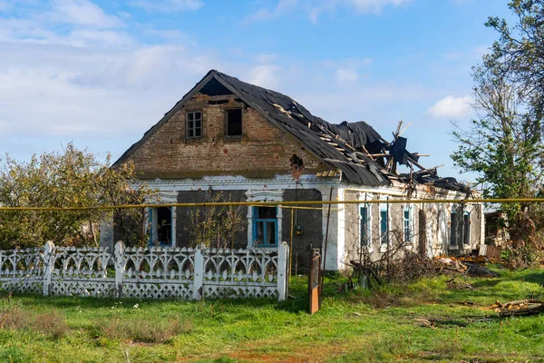 Guerra Ucrania 2022 Invasión Rusa Ucrania Campo Casa Destruida Por —  Fotos de Stock