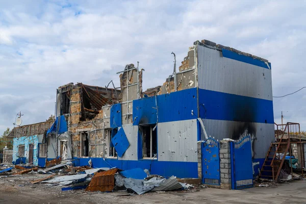 Ukrayna 'da savaş. 2022 Rus istilası Ukrayna. Kırsal kesimde. Ev bombardımanla yıkıldı. Altyapı tahribatı. Sivil halkın terörü. Savaş Suçları