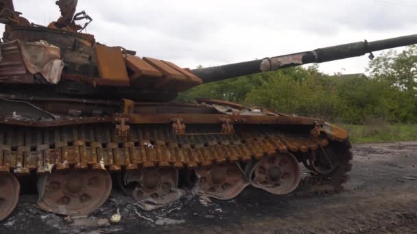 ウクライナでの戦争 ロシアによるウクライナ侵攻 田舎だ 戦いの後だ 破壊された戦車が道路に立っている パノラマ カメラは右から左へ移動します — ストック動画