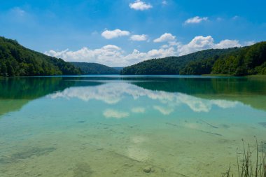 Hırvatistan. Plitvice Lakes Ulusal Parkı. Kristal berrak turkuaz su ile göl. Popüler turist mekanı. UNESCO Dünya Mirasları Listesi