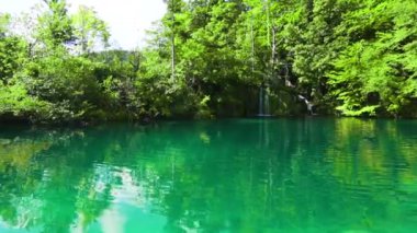 Hırvatistan. Plitvice Lakes Ulusal Parkı. Kristal berrak turkuaz su ile göl. Panorama. Kamera sağdan sola hareket eder. Popüler turist mekanı. UNESCO Dünya Mirasları Listesi