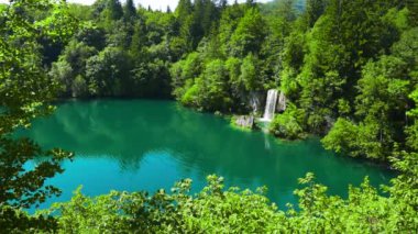 Hırvatistan. Plitvice Lakes Ulusal Parkı. Kristal turkuaz suyu olan bir şelale ve göl. Popüler turist mekanı. UNESCO Dünya Mirası Listesi 'nde. Sabit Kamera