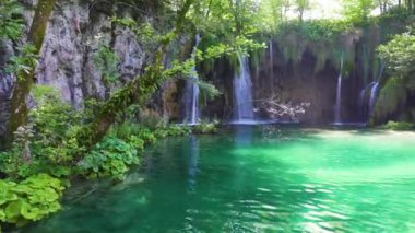 Hırvatistan. Plitvice Lakes Ulusal Parkı. Büyük, güçlü bir şelale. Popüler turist mekanı. UNESCO Dünya Mirası Listesi 'nde. Panorama. Kamera soldan sağa hareket ediyor.