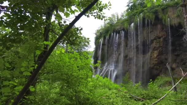 Хорватия Национальный Парк Плитвицкие Озера Большой Мощный Водопад Популярное Туристическое — стоковое видео