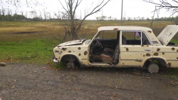 우크라이나 러시아가 우크라이나를 2022 카운트 사이드 한쪽에는 파괴되고 자동차가 파노라마 — 비디오