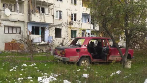 Wojna Ukrainie 2022 Rosyjska Inwazja Ukrainę Zbrodnie Wojenne Zniszczony Samochód — Wideo stockowe