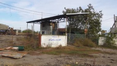 Ukrayna 'da savaş. 2022 Rus istilası Ukrayna. Sivil halkın terörü. Savaş suçları. Kırsal kesimde. Çiftlik bombardımanla yok edildi. Panorama. Kamera sağdan sola hareket ediyor.