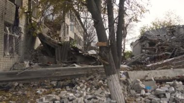 Ukrayna 'da savaş. 2022 Rus istilası Ukrayna. Altyapı tahribatı. Sivil halkın terörü. Savaş suçları. Okul bombardımandan zarar gördü. Panorama. Kamera soldan sağa hareket ediyor.