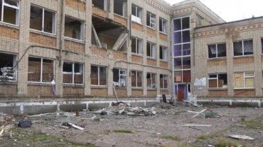 Ukrayna 'da savaş. 2022 Rus istilası Ukrayna. Altyapı tahribatı. Sivil halkın terörü. Savaş suçları. Okul bombardımandan zarar gördü. Panorama. Kamera soldan sağa hareket ediyor.