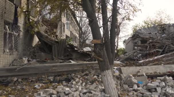 ウクライナでの戦争 2022年 ロシアのウクライナ侵攻 インフラの破壊 民間人の恐怖 戦争犯罪だ シェルリングによる学校の損傷 パノラマ カメラは左から右へ移動します — ストック動画