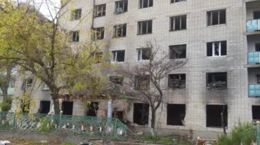 Ukrayna 'da savaş. Rus işgali Ukrayna 'da. Altyapı tahribatı. Sivil halkın terörü. Konut binası bombardımanla yok edildi. Panorama. Kamera soldan sağa hareket ediyor.