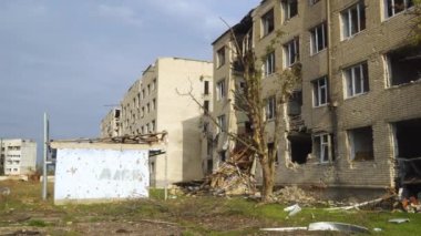 Ukrayna 'da savaş. Rus işgali Ukrayna 'da. Altyapı tahribatı. Sivil halkın terörü. Konut binası bombardımanla yok edildi. Panorama. Kamera soldan sağa hareket ediyor.