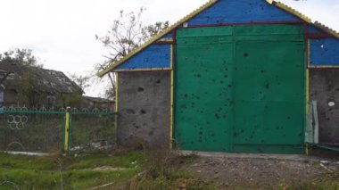Ukrayna 'da savaş. 2022 Rus istilası Ukrayna. Kırsal kesimde. Garaj bombardıman sonucu hasar gördü (panorama, kamera soldan sağa hareket ediyor). Sivil halkın terörü