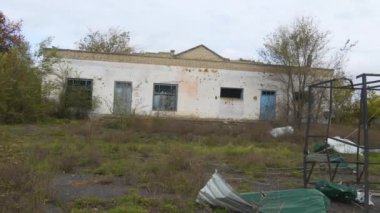 Ukrayna 'da savaş. Rus işgali Ukrayna 'da. Sivil halkın terörü. Savaş suçu. Kırsal kesimde. Savaştan sonra evi yıktılar. Panorama. Kamera soldan sağa hareket ediyor.