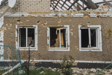 Ukrayna 'da savaş. 2022 Rus istilası Ukrayna. Kırsal kesimde. Ev bombardımanla yıkıldı. Altyapı tahribatı. Sivil halkın terörü. Savaş Suçları