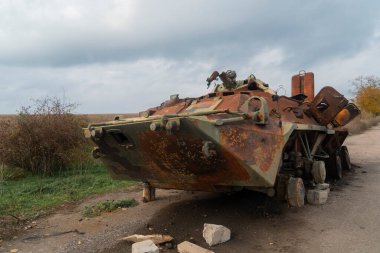 Ukrayna 'da savaş. 2022 Rus istilası Ukrayna. Kırsal kesimde. Savaştan sonra. Yıkılmış savaş aracı yol kenarında duruyor.