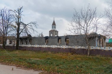 Ukrayna 'da savaş. 2022 Rus istilası Ukrayna. Kırsal kesimde. Ortodoks Kilisesi 'nin bombalanmasından sonra hasar gördü. Çitteki kurşun delikleri ve şarapnel parçaları. Sivil halkın terörü
