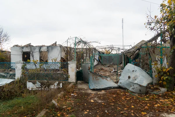 Válka Ukrajině 2022 Ruská Invaze Ukrajinu Venkov Dům Zničen Střelbou — Stock fotografie