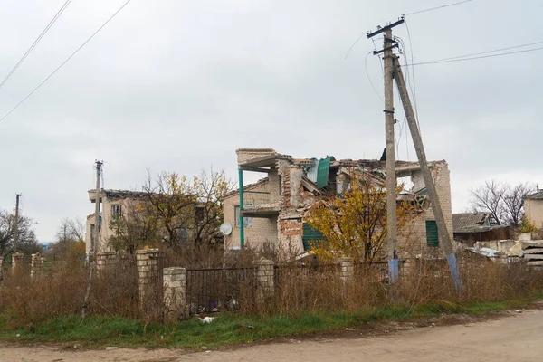 乌克兰战争 2022年俄罗斯入侵乌克兰 被炮弹摧毁的乡村房屋 对平民人口的恐怖 战争罪 — 图库照片