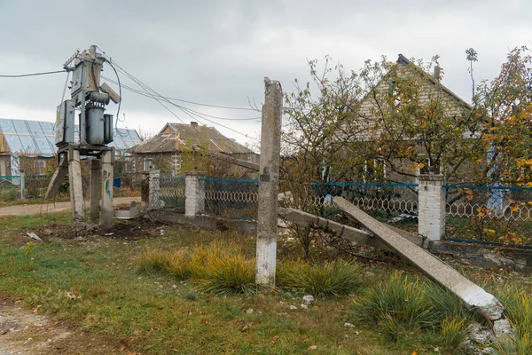 乌克兰战争 2022年俄罗斯入侵乌克兰 乡村边 一种因炮击受损的变压器 基础设施被毁 对平民人口的恐怖 战争罪 — 图库照片