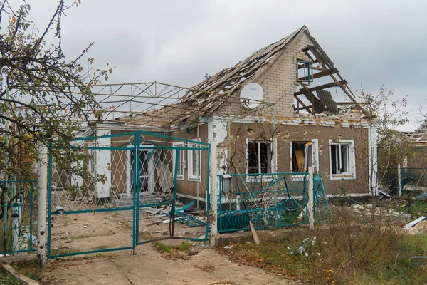 Guerra Ucrania 2022 Invasión Rusa Ucrania Campo Casa Destruida Por — Foto de Stock