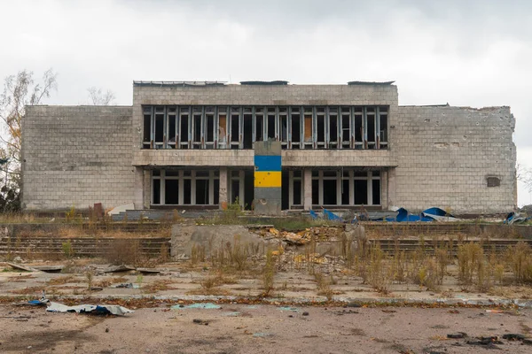 Ukrayna 'da savaş. 2022 Rus istilası Ukrayna. Yönetim binası bombardımandan zarar gördü. Altyapı tahribatı. Sivil halkın terörü. Savaş Suçları
