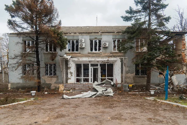 乌克兰战争 2022年俄罗斯入侵乌克兰 被炮击损坏的行政大楼 基础设施被毁 对平民人口的恐怖 战争罪 — 图库照片
