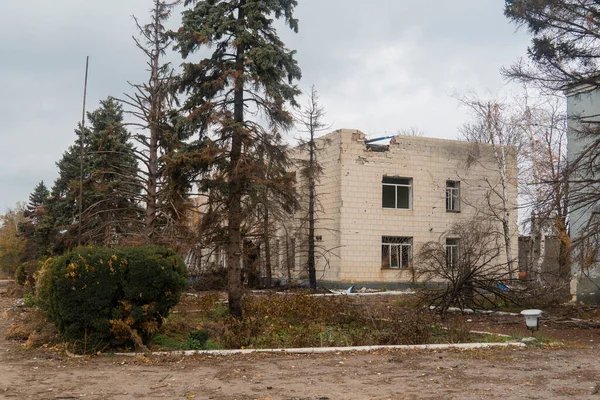 Ukrayna 'da savaş. 2022 Rus istilası Ukrayna. Yönetim binası bombardımandan zarar gördü. Altyapı tahribatı. Sivil halkın terörü. Savaş Suçları