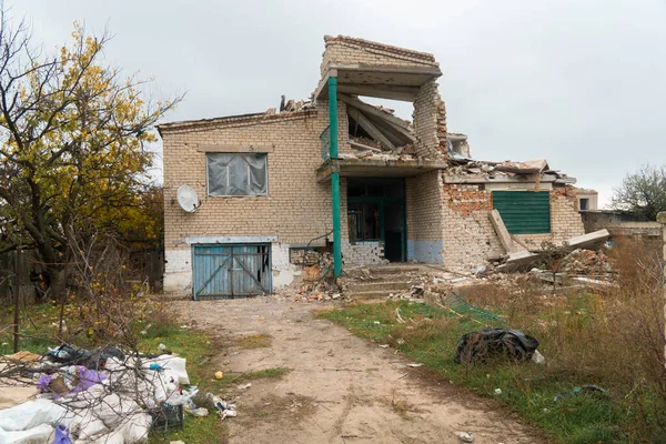 Válka Ukrajině 2022 Ruská Invaze Ukrajinu Venkovský Dům Zničen Střelbou — Stock fotografie