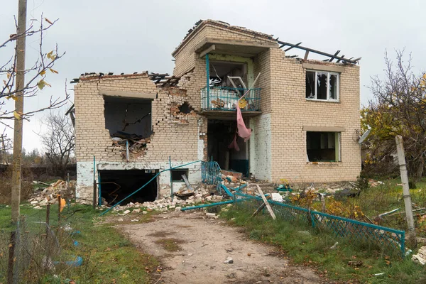 乌克兰战争 2022年俄罗斯入侵乌克兰 被炮弹摧毁的乡村房屋 对平民人口的恐怖 战争罪 — 图库照片