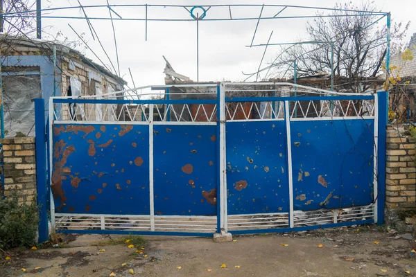 Guerra Ucrania 2022 Invasión Rusa Ucrania Campo Puerta Casa Dañada — Foto de Stock