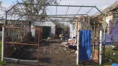 Ukrayna 'da savaş. Rus işgali Ukrayna 'da. Sivil halkın terörü. Savaş suçu. Kırsal kesimde. Savaştan sonra evi yıktılar. Panorama. Kamera soldan sağa hareket ediyor.