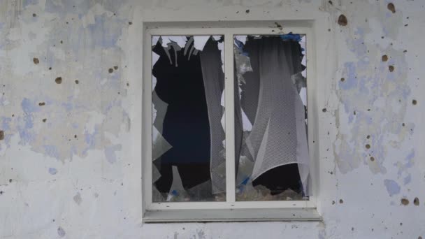 ウクライナでの戦争 2022年 ロシアのウクライナ侵攻 シェル クローズアップ 固定カメラ によって破損した家の窓 民間人の恐怖 戦争犯罪 — ストック動画