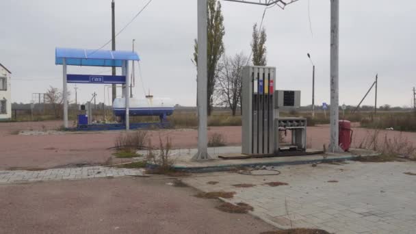 被炮击损坏的加油站 照相机从左移到右 蓝色标志上的题词 乌克兰战争 俄罗斯入侵乌克兰 基础设施被毁 — 图库视频影像