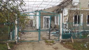 Ukrayna 'da savaş. 2022 Rus istilası Ukrayna. Kırsal kesimde. Bombardıman ile yıkılan bir ev (panorama, kamera soldan sağa hareket eder). Sivil halkın terörü. Savaş Suçları