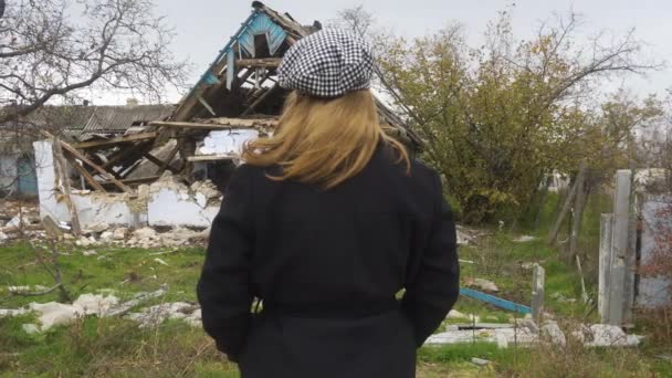 Guerra Ucrania Invasión Rusa Ucrania Campo Niña Mira Casa Destruida — Vídeos de Stock