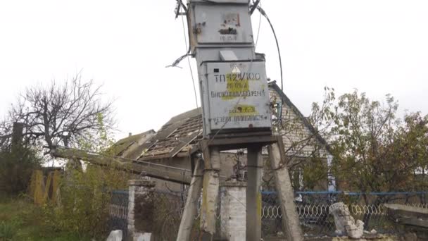 ウクライナでの戦争 ロシアによるウクライナ侵攻 田舎だ シールによって損傷した電気トランス カメラは上から下に移動します インフラの破壊 — ストック動画