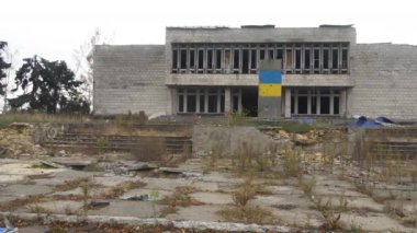 Ukrayna 'da savaş. Rus işgali Ukrayna 'da. İdari bina bombardıman sonucu hasar gördü (panorama, kamera soldan sağa hareket ediyor). Altyapı tahribatı