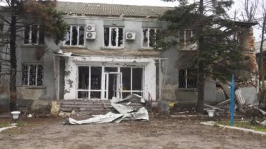 Ukrayna 'da savaş. Rus işgali Ukrayna 'da. İdari bina bombardıman sonucu hasar gördü (panorama, kamera sağdan sola hareket ediyor). Altyapı tahribatı. Sivil halkın terörü