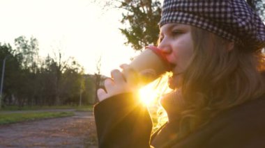 Ukrayna. İyi akşamlar. Gün batımı. Şehir Parkı. İş gününün sonunda. Bir kız bankta oturur ve üzerinde 