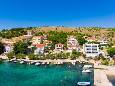 Hırvatistan. Yaz. Güneşli bir gün. Adriyatik Denizi kıyısında. Deniz kenarında küçük bir kasaba. Tatil sezonu. Popüler turizm merkezi