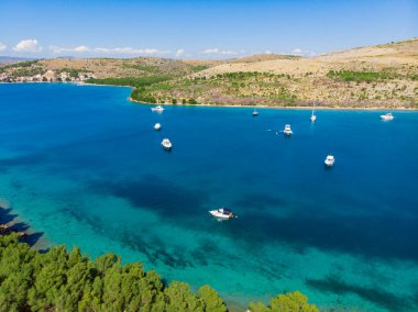 Hırvatistan. Yaz. Güneşli bir gün. Adriyatik Denizi kıyısında. Lagündeki yatlar. Tatil sezonu. Popüler turist mekanı. Drone. Hava görünümü