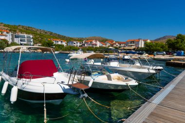 Hırvatistan. Yaz. Güneşli bir gün. Adriyatik Denizi kıyısında. Deniz kenarında küçük bir kasabanın yakınındaki yat parkında. Tatil sezonu. Popüler turizm merkezi