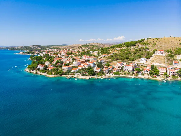 Croácia Verão Dia Ensolarado Costa Mar Adriático Pequena Cidade Junto — Fotografia de Stock