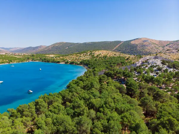 Hırvatistan. Yaz. Güneşli bir gün. Adriyatik Denizi kıyısında. Lagündeki yatlar. Tatil sezonu. Popüler turist mekanı. Drone. Hava görünümü